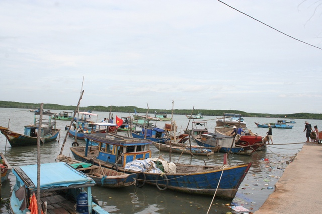 Cuộc sống tại xã đảo Thạnh An tùy thuộc vào nghề đi biển với những chiếc ghe nhỏ đầy rủi ro và nhọc nhằn. Ảnh: ĐB