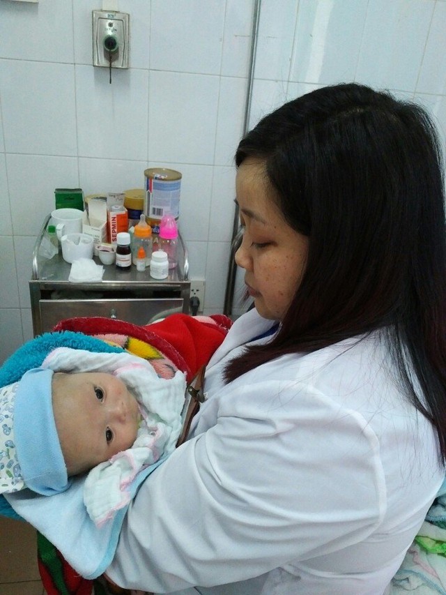 
Điều dưỡng trưởng khoa Sơ sinh truyền nhiễm Nguyễn Hà Thủy đang ru bé ngủ
