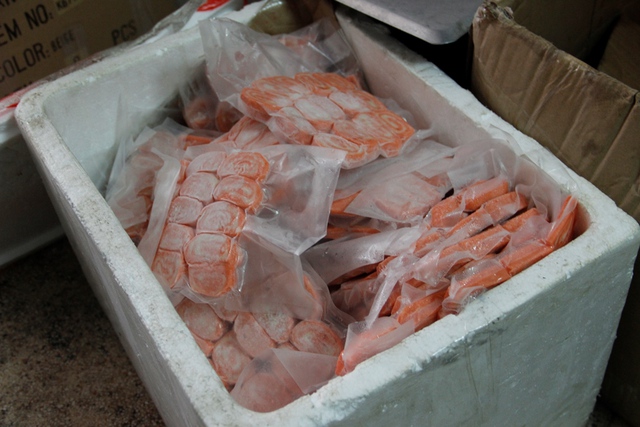 Nhiều mặt hàng hải sản không rõ nguồn gốc được được dự trữ trong kho đông lạnh lâu ngày
