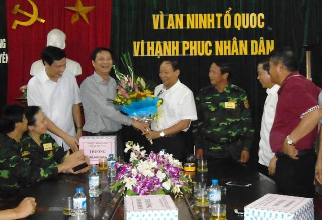 
Tỉnh Quảng Ninh và TP. Hải Phòng đã khen thưởng 350 triệu đồng cho Ban chuyên án. Ảnh: Hùng Đăng
