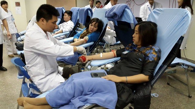 
Các cán bộ, nhân viên hăng hái tham gia hiến máu tình nguyện đầu xuân. Ảnh PT
