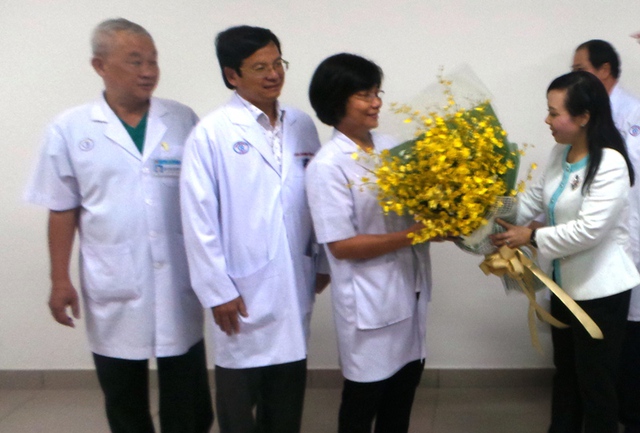 Bộ trưởng Y tế tặng hoa đến thân mẫu thanh niên hiến tạng trong khoảnh khắc có nhiều sự sẻ chia, thấu hiểu, ghi ơn và tôn vinh.