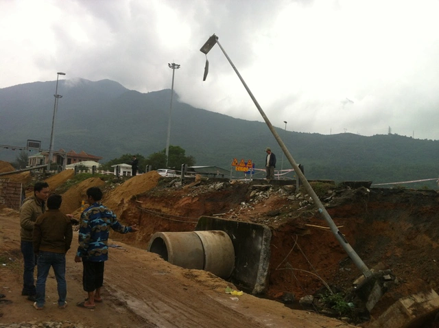 Hiện trường vụ tai nạn thương tâm khiến nam thanh niên tử vong tại chỗ.