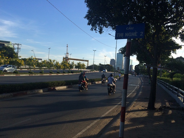 Tại nơi đ&acirc;y hai thanh ni&ecirc;n r&uacute;t s&uacute;ng bắn 2 ph&aacute;t khiến hai nạn nh&acirc;n K, S v&ocirc; c&ugrave;ng hoảng sợ.