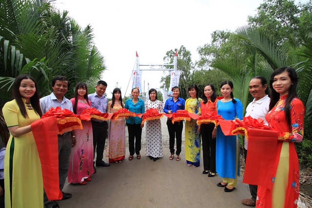 
Buổi lễ cắt băng kh&aacute;nh th&agrave;nh c&oacute; sự tham dự của ch&iacute;nh quyền địa phương, nh&agrave; t&agrave;i trợ v&agrave; đ&ocirc;ng đảo b&agrave; con nh&acirc;n d&acirc;n trong x&atilde;
