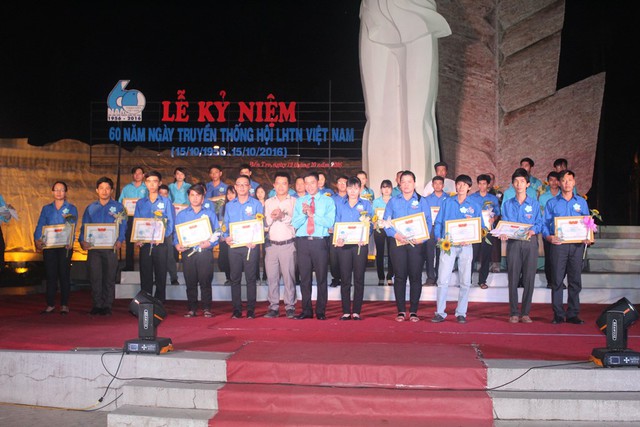 
Đại diện Ủy ban Hội LHTN Việt Nam tỉnh Bến Tre tặng giấy khen cán bộ, hội viên tiêu biểu, có thành tích xuất sắc trong công tác Hội và phong trào thanh niên năm 2016.
