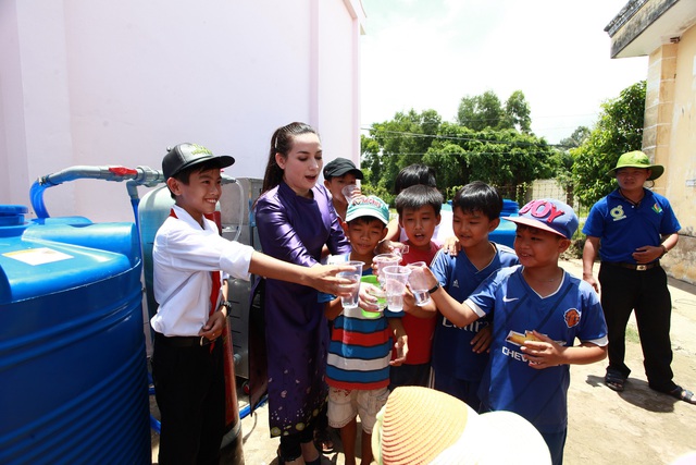 
Ca sĩ Phi Nhung cùng các em nhỏ ở miền Tây dùng những giọt nước sạch đầu tiên tiên sau khi nhận quà tài trợ
