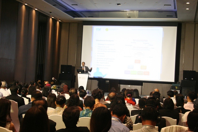 Diễn giả quốc tế đăng đàn chia sẻ kinh nghiệm quản lý bệnh viện tại hội nghị.