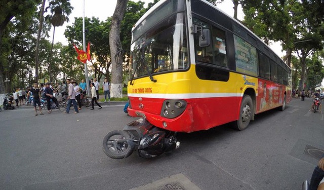 
Hiện trường vụ xe buýt tông chết cô gái trẻ trên phố Hàng Khay chiều 25/8. Ảnh: CTV
