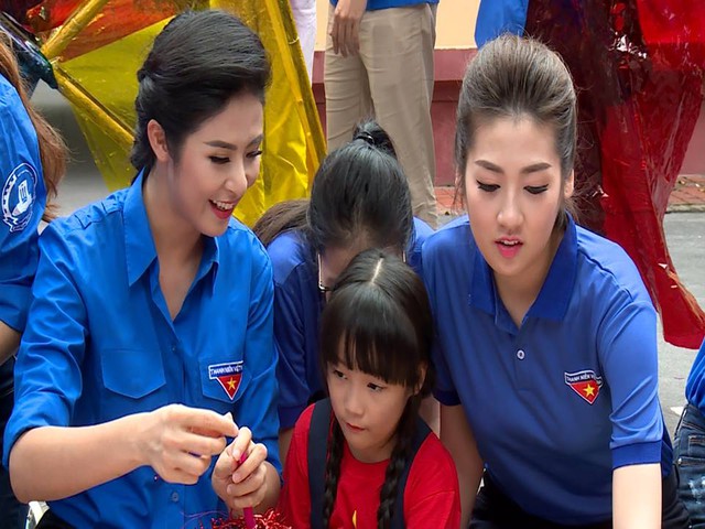 
Hoa hậu Ngọc Hân và Á hậu Tú Anh mang Trung thu cho trẻ mắc bệnh hiểm nghèo
