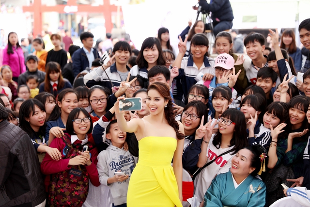 Và không quên selfie cùng các fan