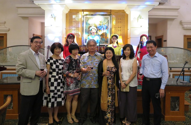 Rất nhiều giới yêu tranh, người sưu tầm đến tham dự buổi lễ, trong đó có ông Nguyễn Phú Bình, nguyên Thứ trưởng Bộ ngoại giao (bên trái)