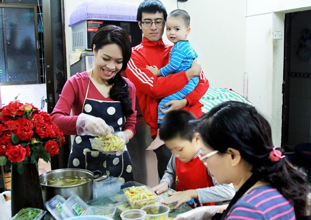 
Hình ảnh hạnh phúc của gia đình khi Hoàng Trang vào bếp.

