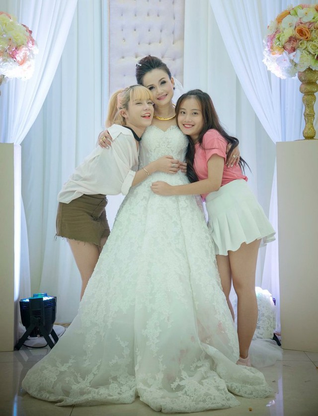 
Hai con gái nữ diễn viên trong ngày cưới của mẹ
