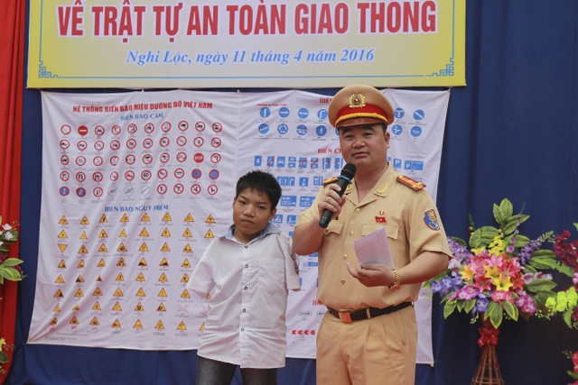 Thượng tá Trần Trung Kiên Phó trưởng phòng Cao tốc, Cục CSGT, Bộ Công an tặng quà cho em Nhẫn.