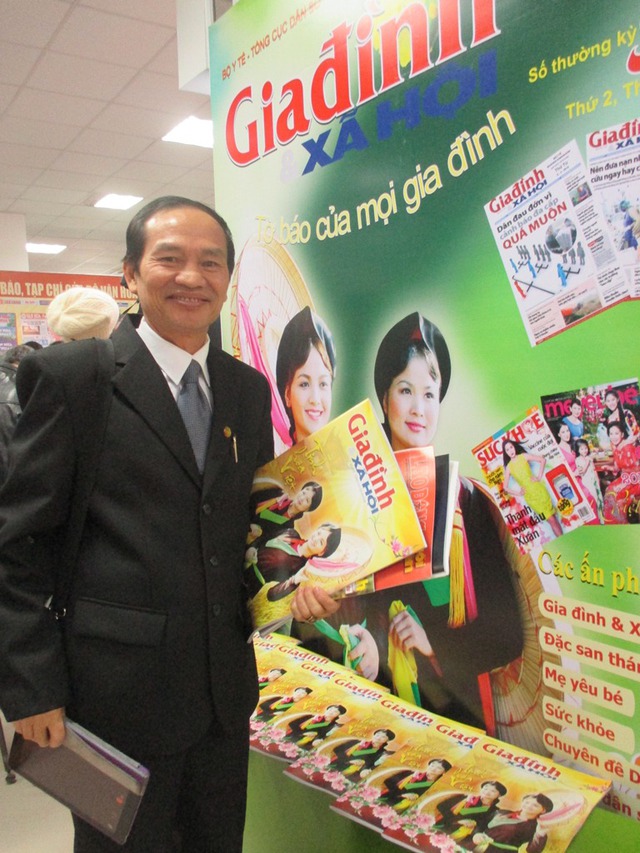 
Nhiều độc giả rất hứng thú với ấn phẩm Báo Tết với chủ đề Tinh hoa Việt của Báo Gia đình và Xã hội
