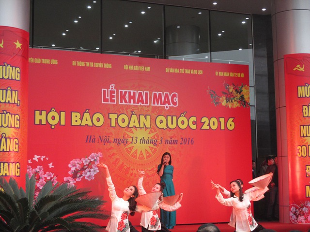 
Nhiều tiết muc văn nghệ đặc sắc được biểu diễn tại buổi lễ khai mạc Hội Báo toàn quốc 2016
