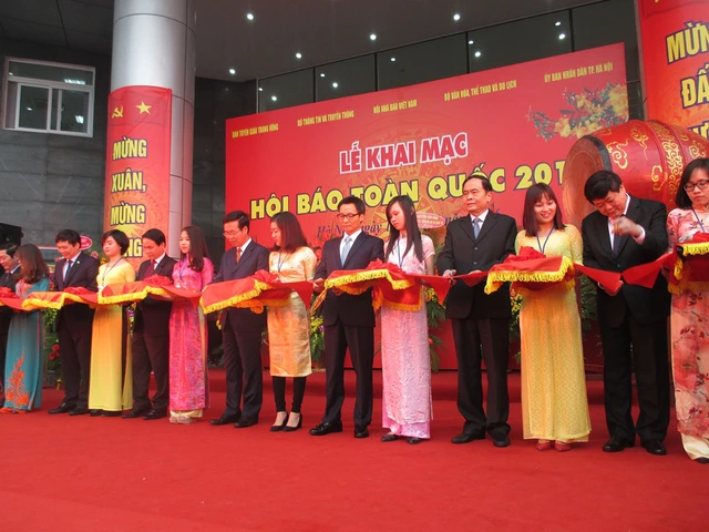 
Lãnh đạo Đảng, Nhà nước, Hội Nhà báo Việt Nam cắt băng khai mạc Hội Báo toàn quốc 2016
