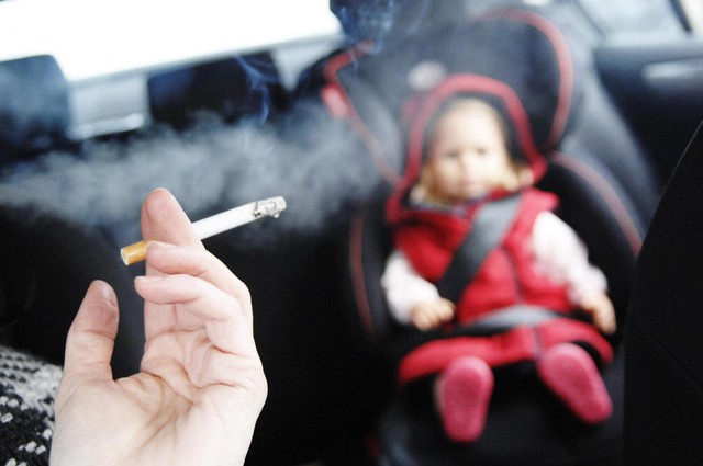
Trẻ em, phụ nữ là đối tượng cực kỳ nhạy cảm với khói thuốc lá. Ảnh minh họa
