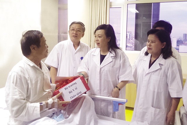 Bộ trưởng Bộ Y tế Nguyễn Thị Kim Tiến trao quà cho bệnh nhân tại Bệnh viện Hữu nghị Việt Đức. Ảnh: PV