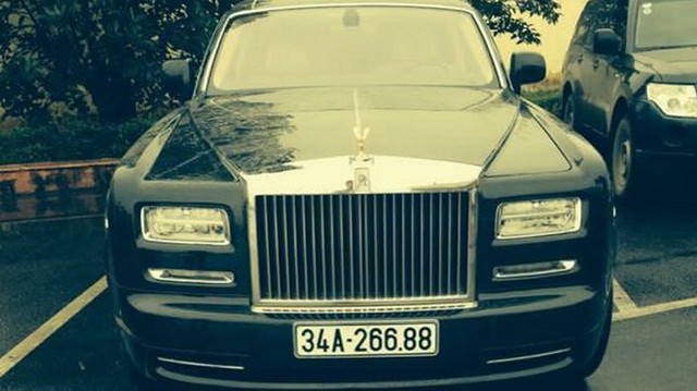 
Sau chiếc xe siêu sang Bentley Mulsanne Speed 2016 màu xanh lục độc nhất Việt Nam có giá 25 tỷ đồng bị bắt gặp đeo biển kiểm soát Hải Dương. Đến nay, giới chơi xe lại choáng khi một đại gia cũng ở tỉnh này tậu Rolls-Royce Phantom EWB Series II có giá sau thuế 28 tỷ đồng.
