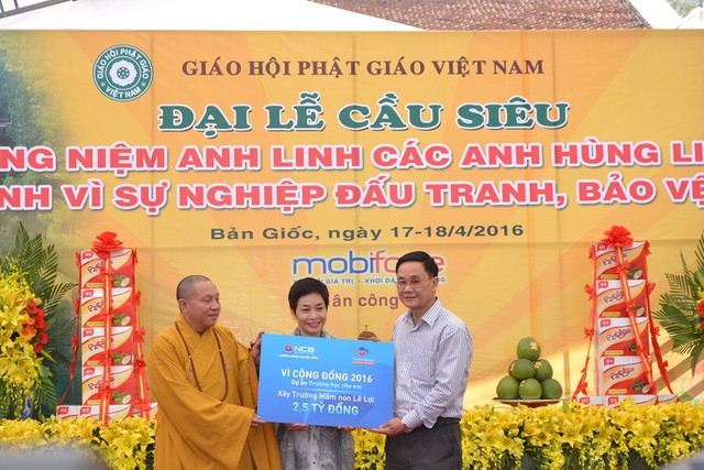 
Bà Trần Hải Anh - Phó Chủ tịch HĐQT Ngân hàng Quốc dân NCB trao tặng xã Lê Lợi, huyện Thạch An 2,5 tỷ đồng xây dựng trường mẫu giáo.
