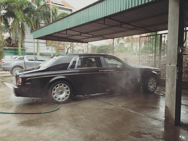 
Tuy nhiên, khác với chiếc Bentley Mulsanne Speed chính hãng trước đó, Rolls-Royce Phantom EWB Series II được một công ty nhập khẩu tư nhân Sài Gòn đưa về nước cách đây khoảng 2 năm. Đến đầu tháng 2/2016, chiếc xe siêu sang được vận chuyển ra Hà Nội trước khi về với đại gia Hải Dương.
