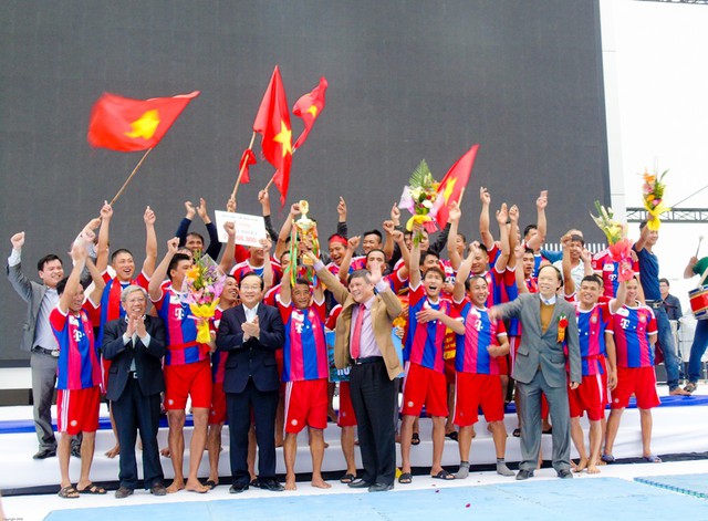 
Sau 30 phút thi đấu, BTC trao giải nhất cho đội thuyền rồng xã Hoàng Châu

