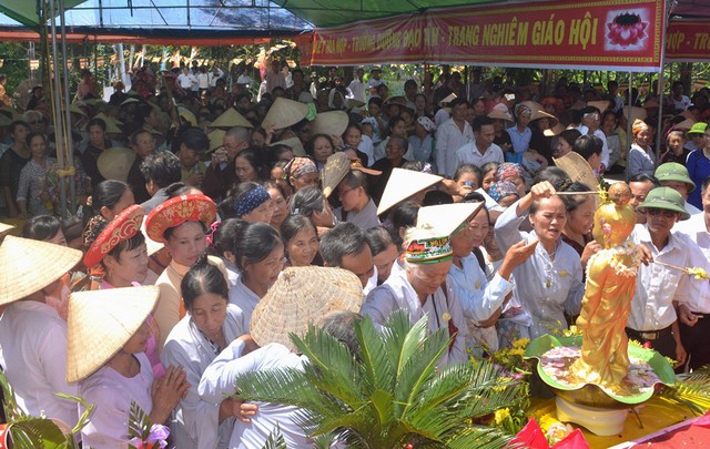 
Lễ tắm tượng Phật gắn liền với Đại lễ Phật đản sinh. Ảnh: Đ.Tuỳ
