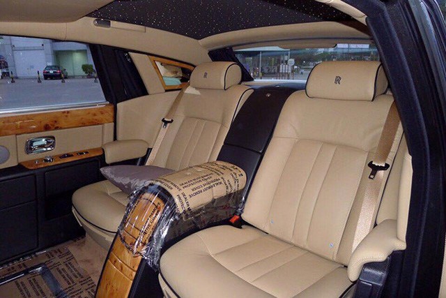 Ngoài ra, còn có Rolls-Royce Phantom Lửa thiêng trong bộ sưu tập Đông Sơn với giá bán đồn đại 51 tỷ đồng.