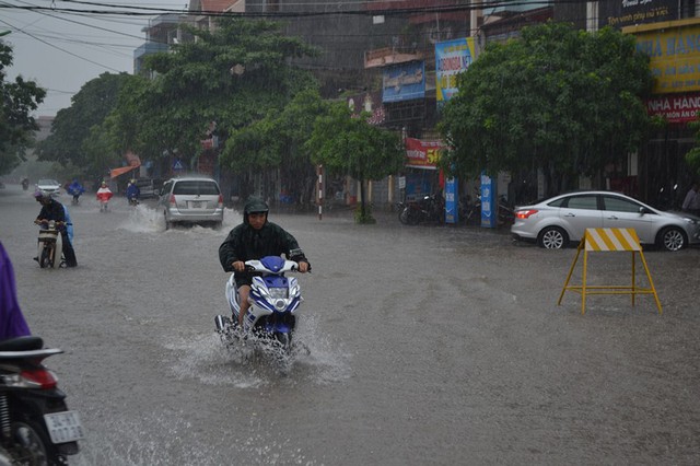 
Trận mưa vào sáng sớm hôm nay làm cho nhiều tuyến phố ngập lụt, khiến cho các phương tiện lưu thông khó khăn
