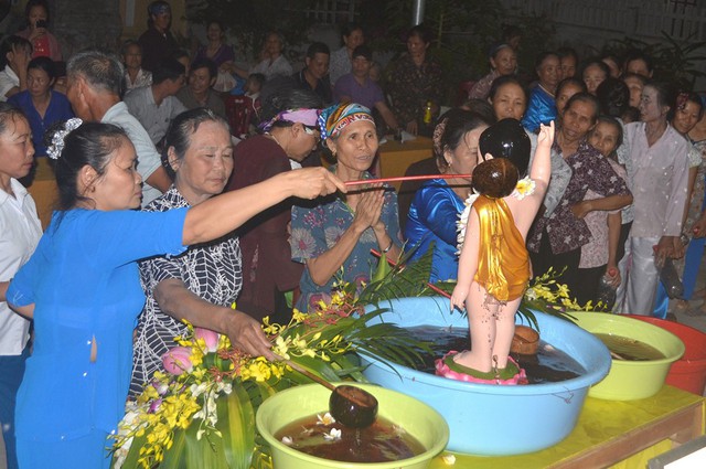 
Tắm Phật mang lại cho tâm hồn được thanh thản. Ảnh: Đ.Tuỳ
