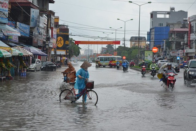 Hải Dương chìm trong biển nước sau cơn mưa buổi sáng