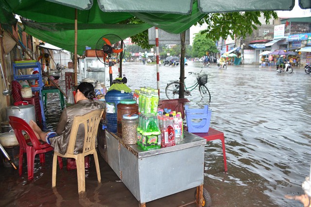 
Nhiều hàng quán ế ẩm vì nước ngập
