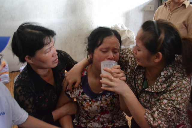 
Bà Nguyễn Thị Song được người thân chăm sóc khi biết tin con tử vong. Ảnh: Đ. Tuỳ
