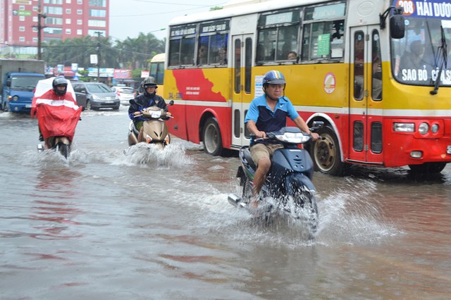 
Nhiều phương tiện di chuyển trong biển nước. Ảnh: Đ.Tuỳ
