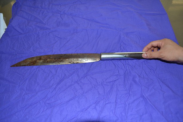 Con dao dài khoảng nửa mét đâm vào đầu chị Thuyên sâu 4cm.