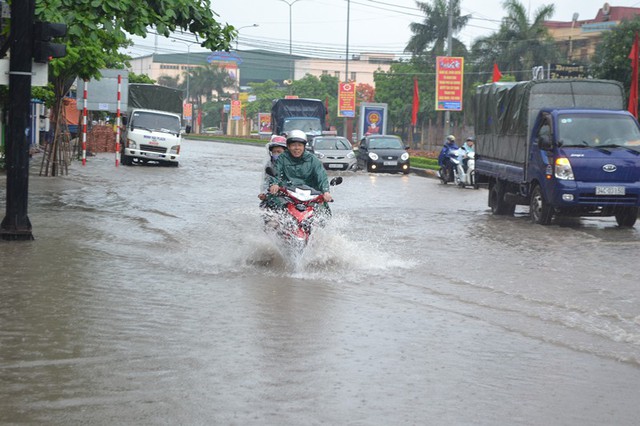 
Đến 12 giờ trưa nay, cơm mưa vẫn trút nước khiến hầu hết các tuyến phố bị ngập.
