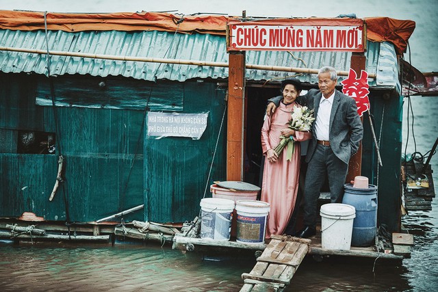 
Lễ cưới của hai ông ba trên sông Hồng, dưới chân cầu Long Biên.
