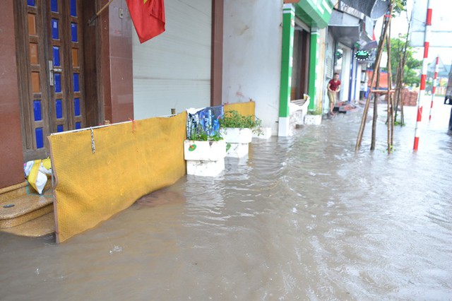 
Nước tràn cả vào trong nhà dân
