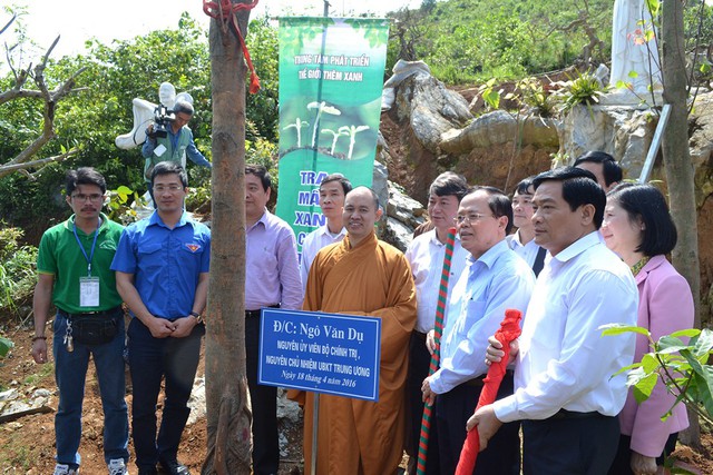 
Chư tôn đức và đại biểu trồng cây lưu niệm tại chùa Phật tích Trúc lâm Bản Giốc
