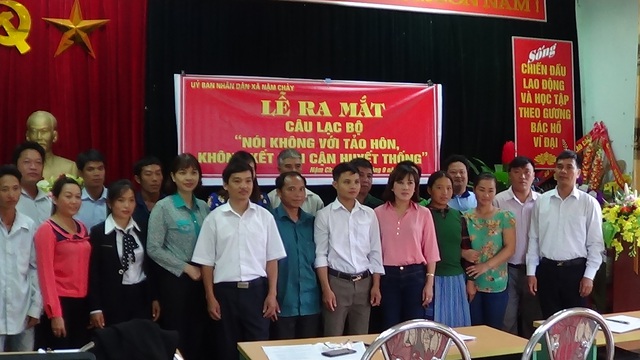
Đại biểu chụp ảnh lưu niệm với các thành viên câu lạc bộ-Xã Nậm Chảy. Ảnh: Việt Hà
