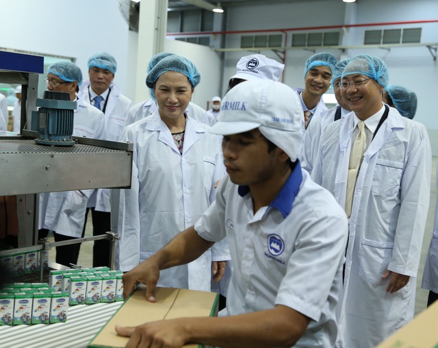 Chủ tịch Quốc hội Nguyễn Thị Kim Ngân và các đại biểu tham quan khu vực đóng gói của sản phẩm sữa nước tại Nhà máy Angkor
