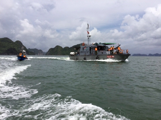 
Nhiều tàu thuyền được tỉnh Quảng Ninh huy động tìm kiếm máy bay CASA-212. (Ảnh: Bộ CHQS QN)
