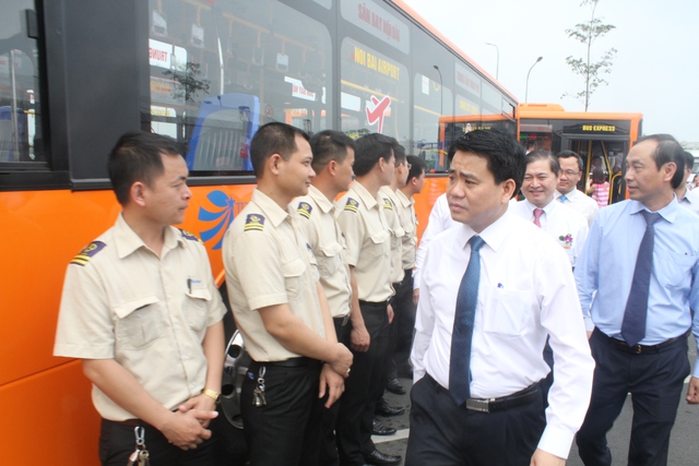 
Chủ tịch UBND TP Hà Nội Nguyễn Đức Chung kiểm tra xe.
