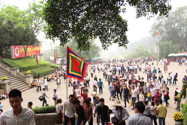
Sáng nay, rất nhiều du khách có mặt tại sân trung tâm Khu di tích đền Hùng, hàng vạn du khách trên các ngả đường cũng đang trên đường di chuyển về với đất Tổ để hành lễ.
