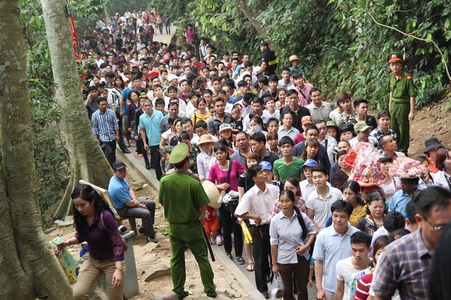 
Bà Đào Thị Ngọc Tuyết, Phó trưởng phòng thường trực Tổ chức Hành chính, Ban quản lý Khu di tích Đền Hùng cho biết: Tính đến ngày 8/3 âm lịch đã có hơn 4,5 triệu lượt khách tới Đền Hùng tham quan.
