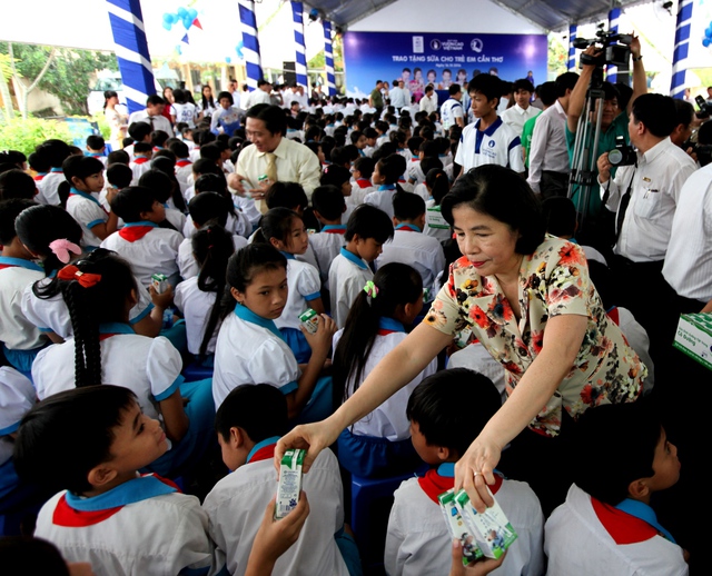 Bà Mai Kiều Liên – Tổng Giám Đốc Vinamilk trao tặng sữa cho các em trường tiểu học Giai Xuân 1, huyện Phong Điền, TP.Cần Thơ
