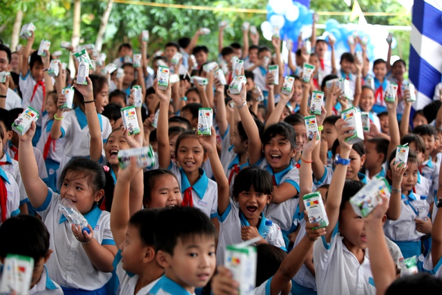 Niềm vui uống sữa của các em học sinh trường tiểu học Giai Xuân 1, xã Giai Xuân, huyện Phong Điền, TP.Cần Thơ