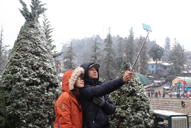 Nhiều cặp đôi cũng ghi lại những kỉ niệm đẹp của tình yêu bên tuyết.